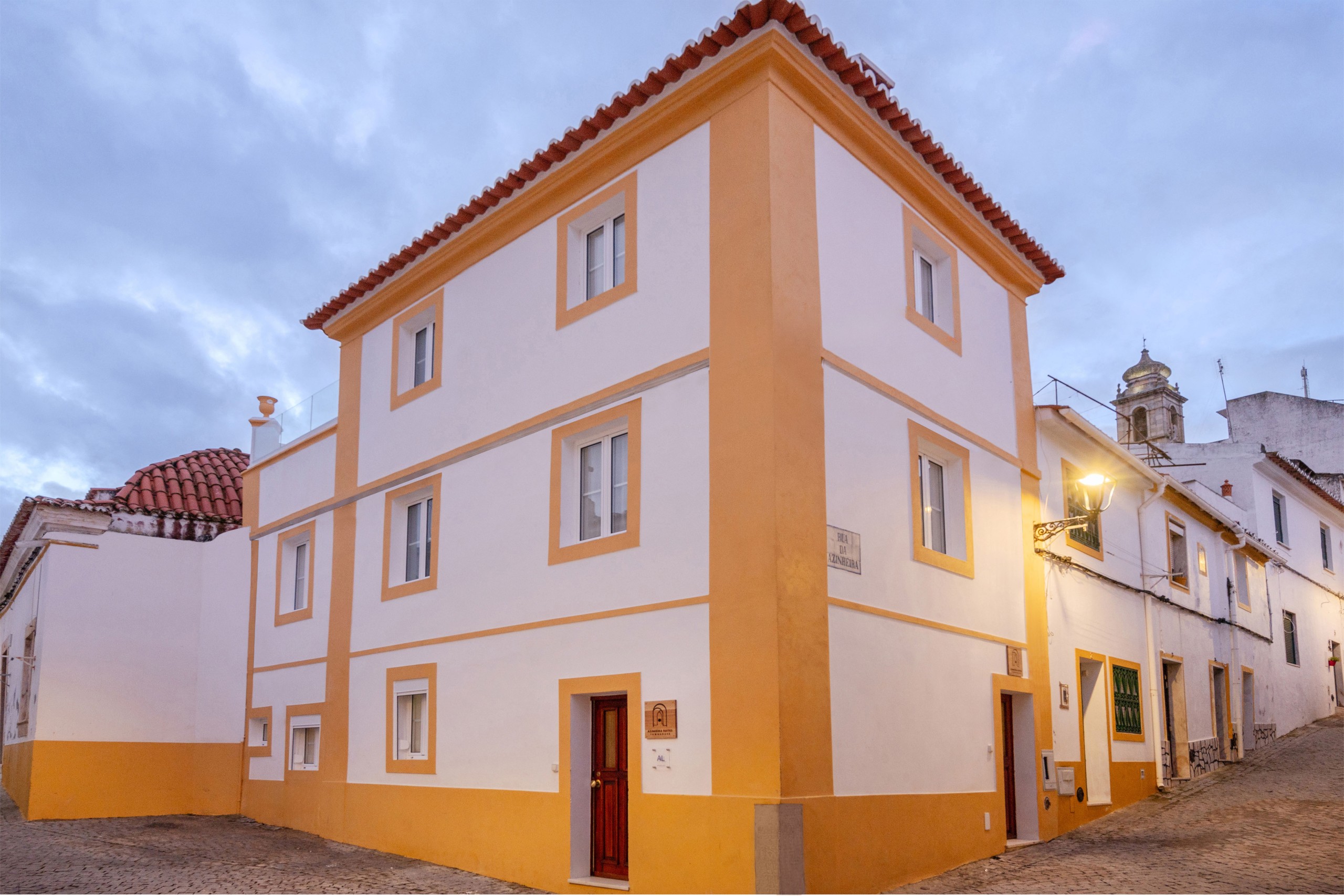 Azinheira Suites Townhouse - Fachada de casa típica Alentejana